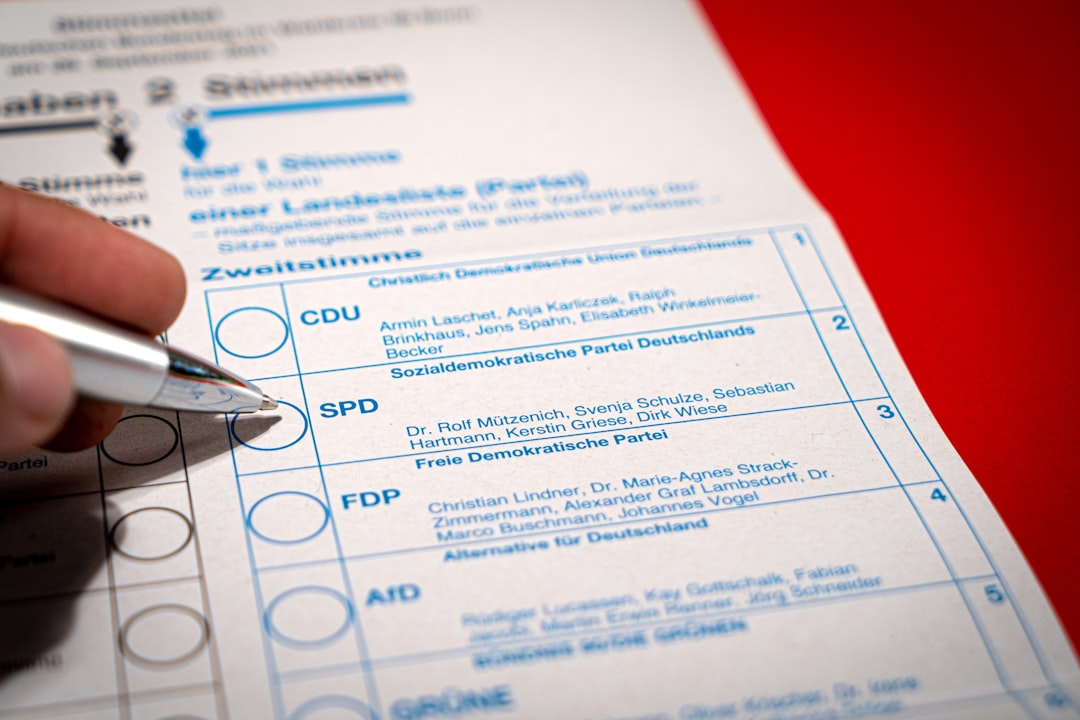 Illustration représentant des documents d'assurance avec des mots clés liés à la franchise, plafond et exclusion.