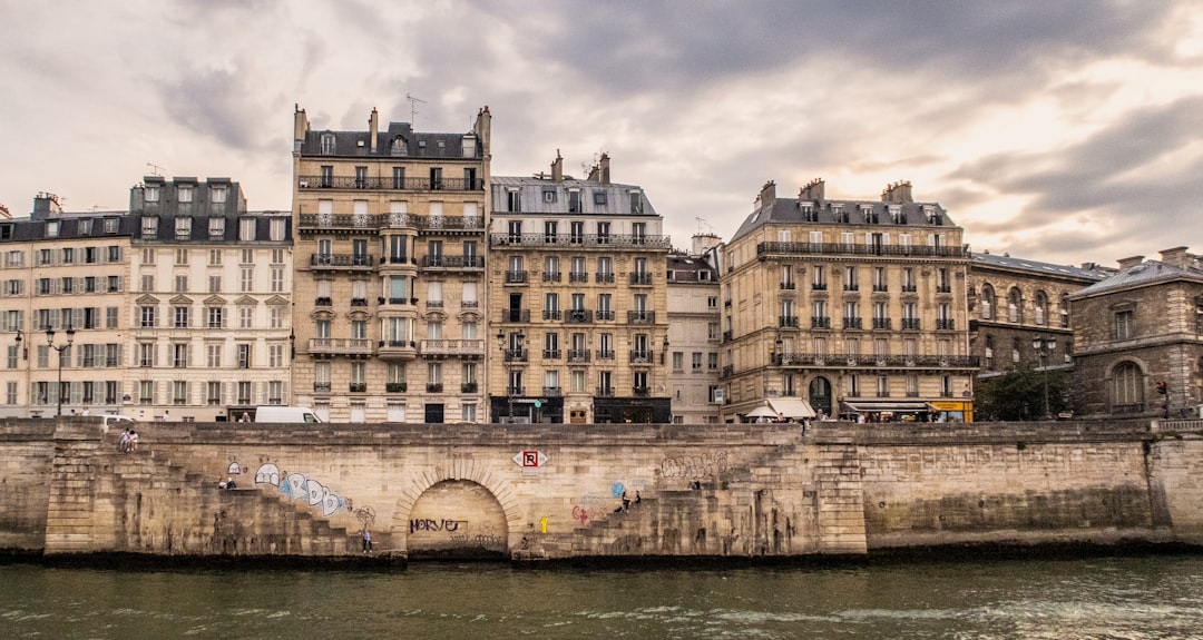 Comparatif des services de Hello bank! et Monabanq pour une banque en ligne