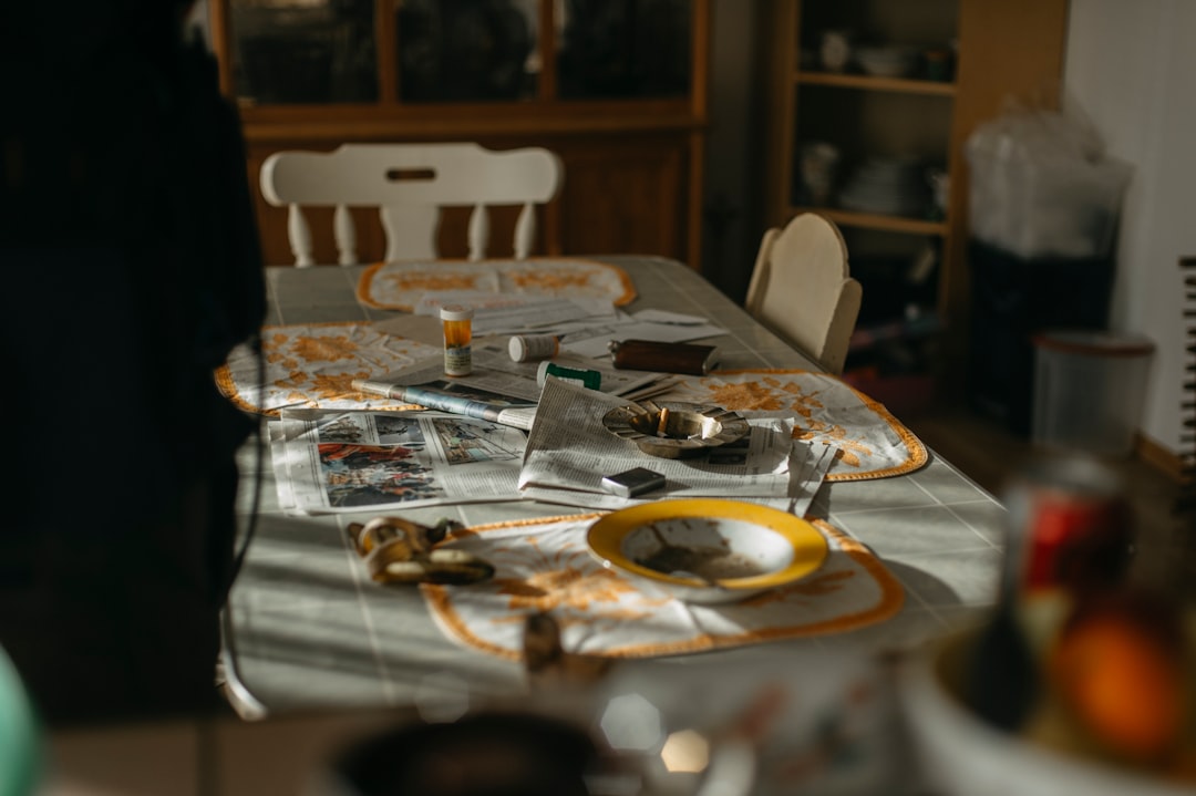 Un caddie rempli de courses avec une liste de courses à côté