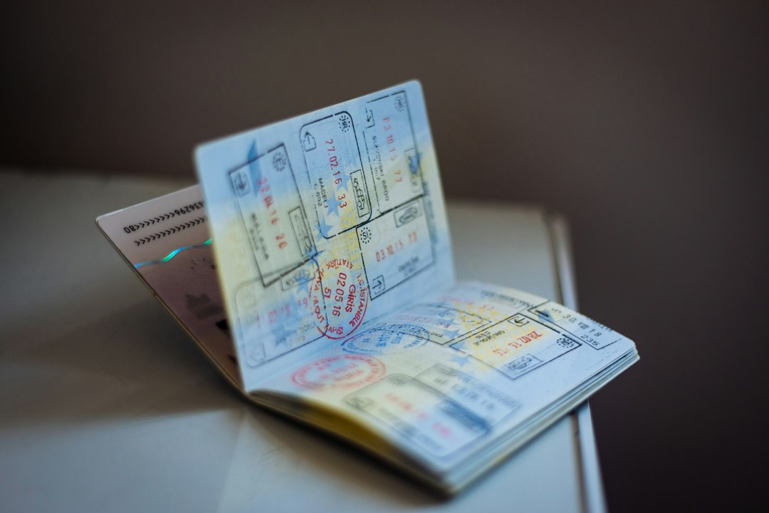 Passeport ouvert couvert de tampons de voyage